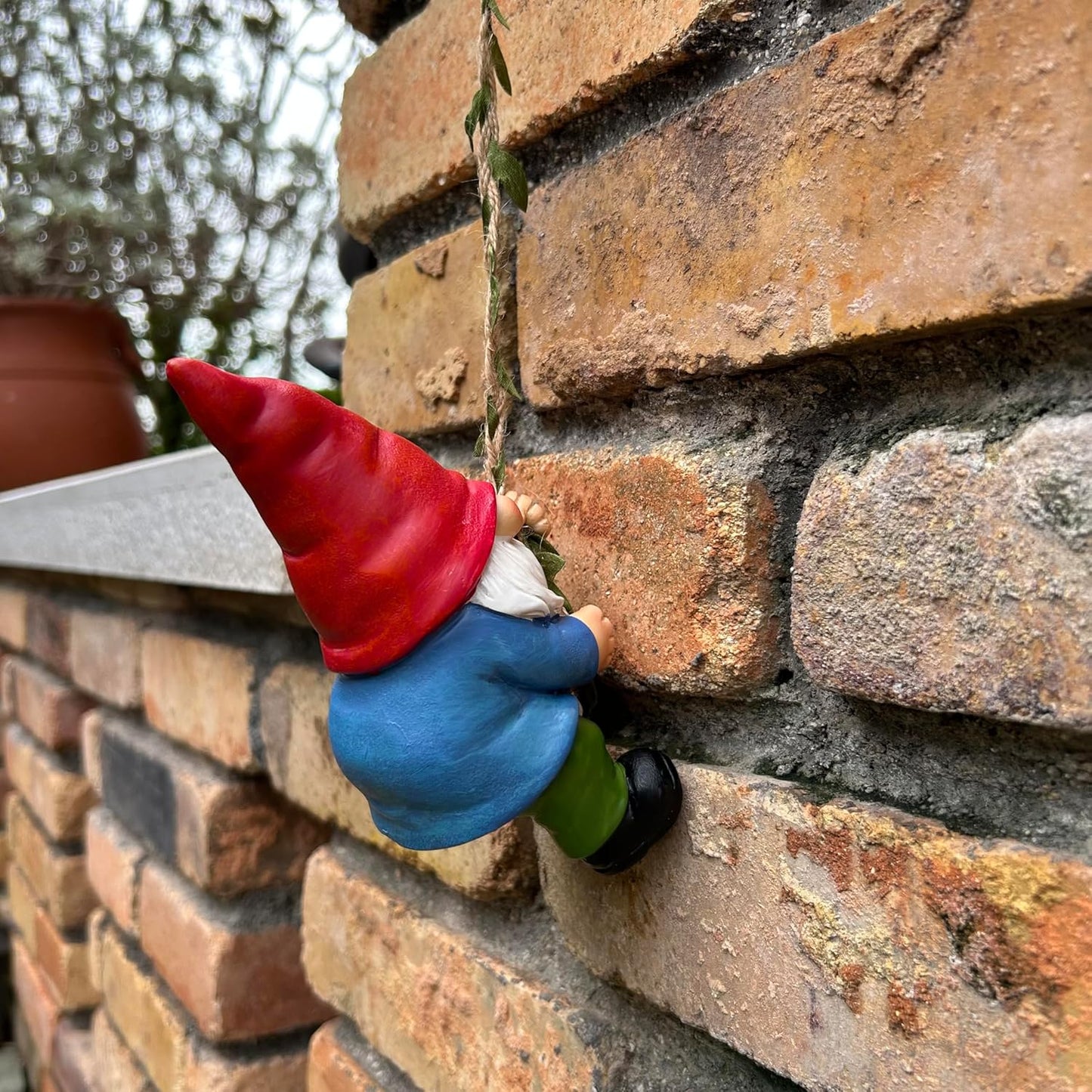 Hanging Gnome Garden Statue Decoration,Climbing Gnomes Statue Figurine Ornament for Indoor Outdoor Home Garden Decor