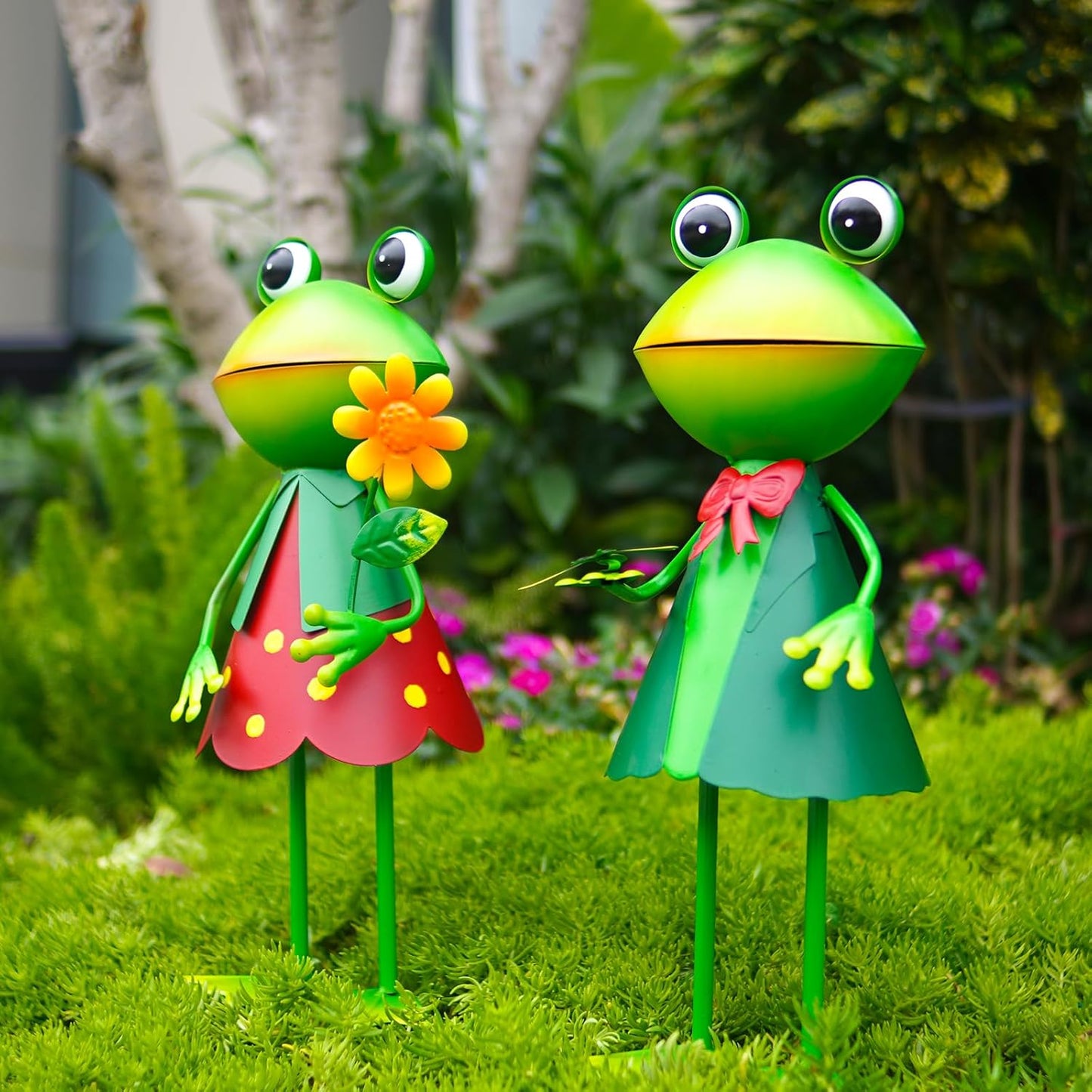 HONGLAND 3D Frog Metal Yard Art - Garden Decor for Outside - Handcrafted Frog Figurine for Lawn Patio Pathway Yard Holiday Garden Stake (with Dragonfly)