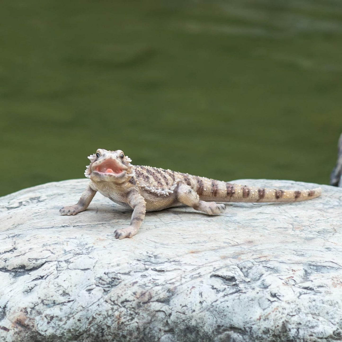 Garden Lizard Statue - Resin Sculpture of Reptiles, Suitable for Outdoor and Courtyard Decoration Lizard Decorations for Gardens and Pools are Gifts for Nature Enthusiasts and homeowners