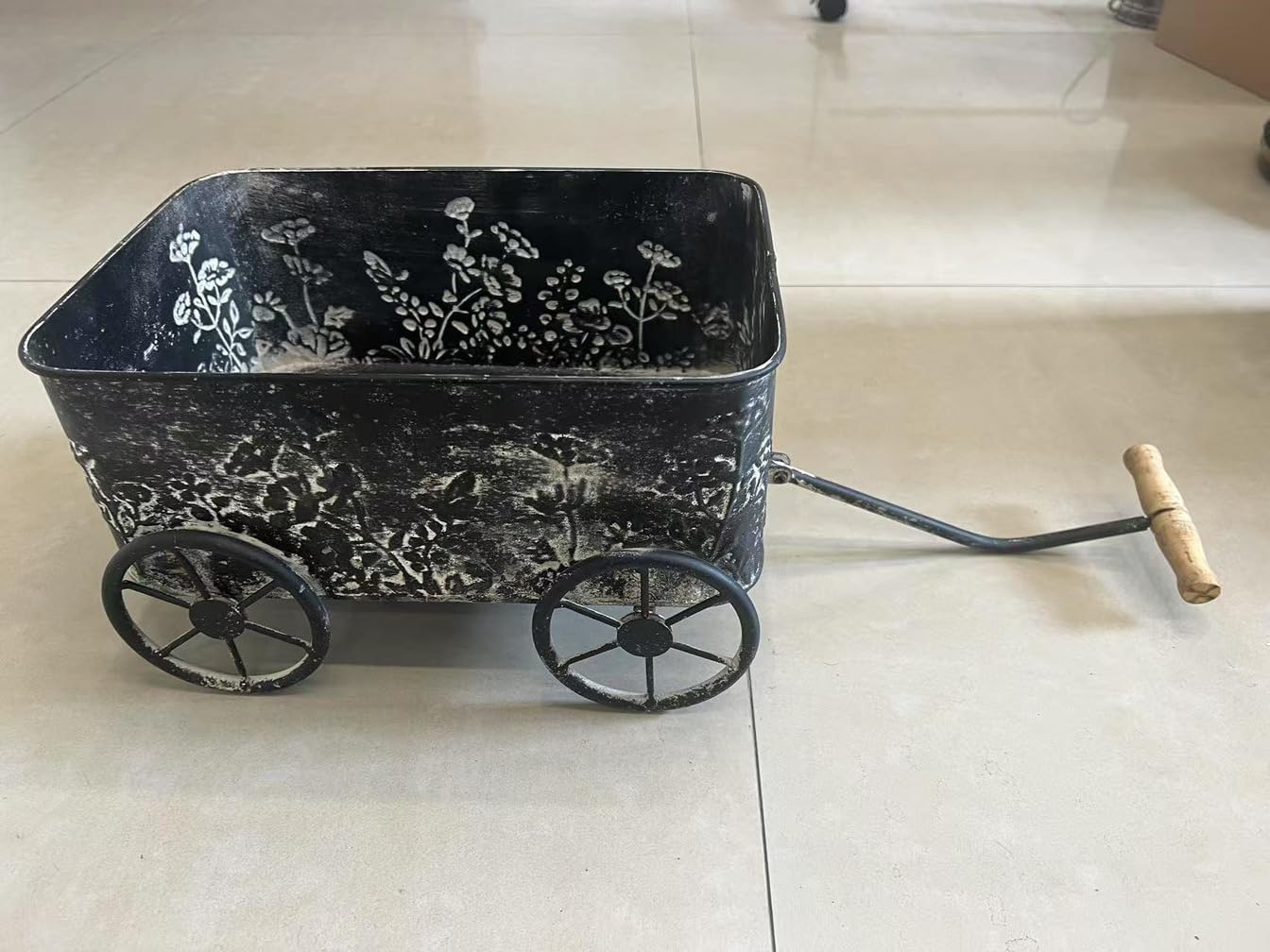 Flower Cart with Wooden Handles, Metal Wagon Planters for Outdoor Plants, Garden Planter with Wagon Wheels, Decorative Wheelbarrow, Plant Cart for Patio Garden Balcony (Black)