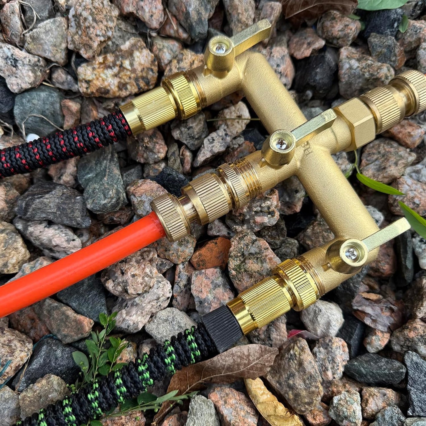 EBH Brass Garden Hose Splitter, 3 Way High Flow Outdoor Faucet Splitter,Full Flow 3-Way Brass Heavy Duty Hose Splitter With 3 Long Metal Handle and Individual On/Off Valve。