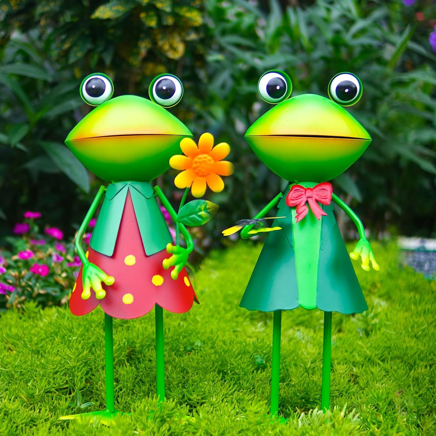HONGLAND 3D Frog Metal Yard Art - Garden Decor for Outside - Handcrafted Frog Figurine for Lawn Patio Pathway Yard Holiday Garden Stake (with Dragonfly)