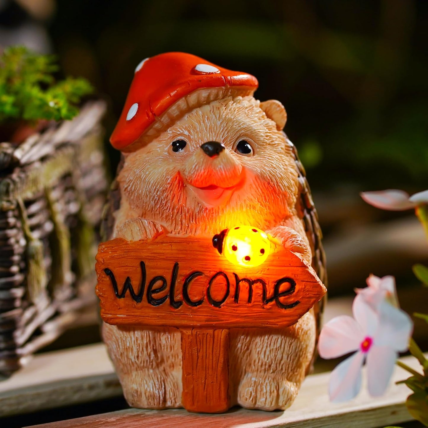 Garden Hedgehog Welcome Sign Statue with Mushroom Hat, Solar LED Ladybug Light, Outdoor Decorative Figurine, Housewarming Gift for Patio,Yard,Lawn Ornament