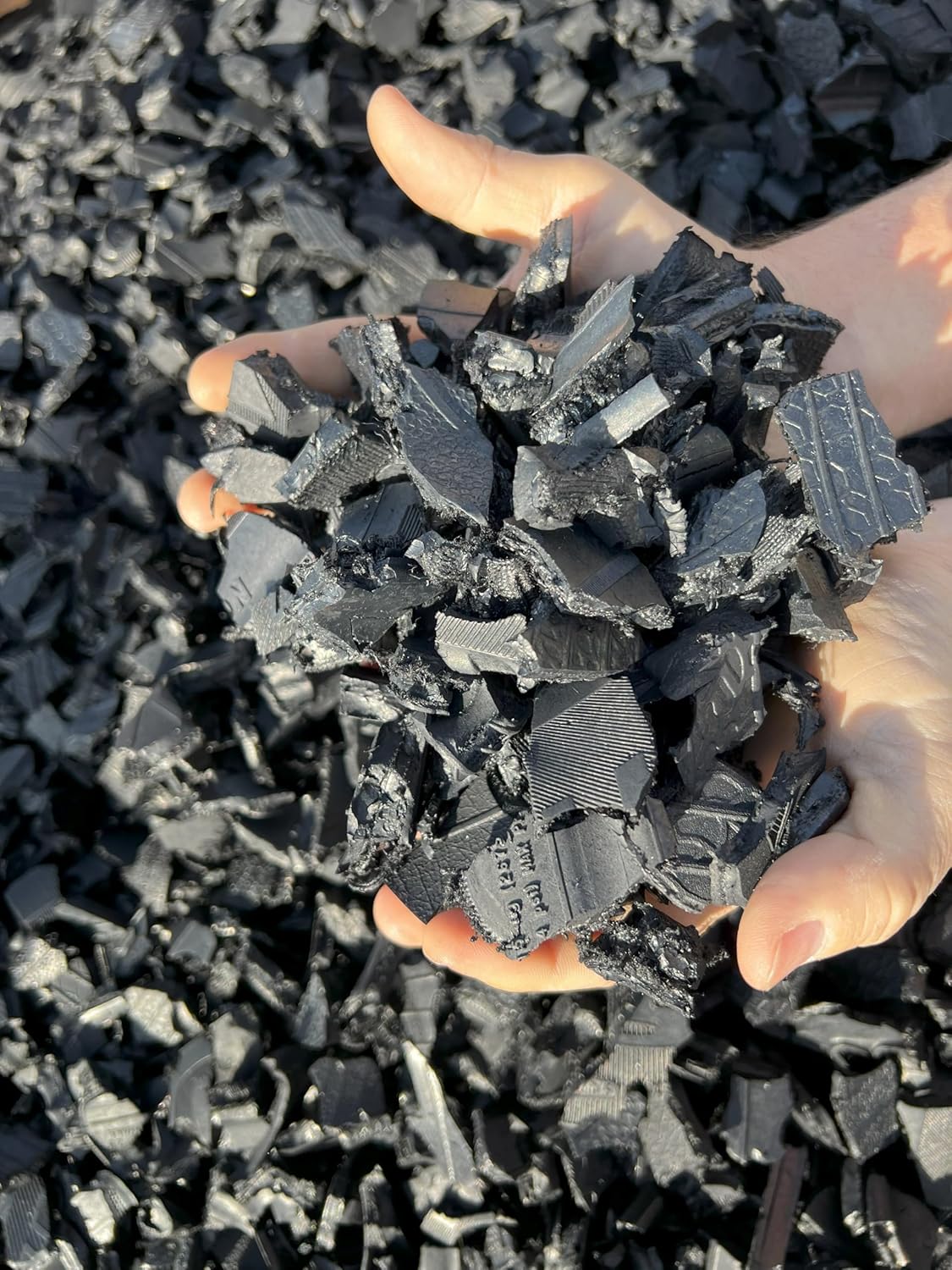 100% Wire-Free Rubber Mulch – Black, 20 lb (0.8 cu ft) | Long-Lasting, Low Maintenance, Safe for Kids & Pets – Landscaping & Playground Ground Cover